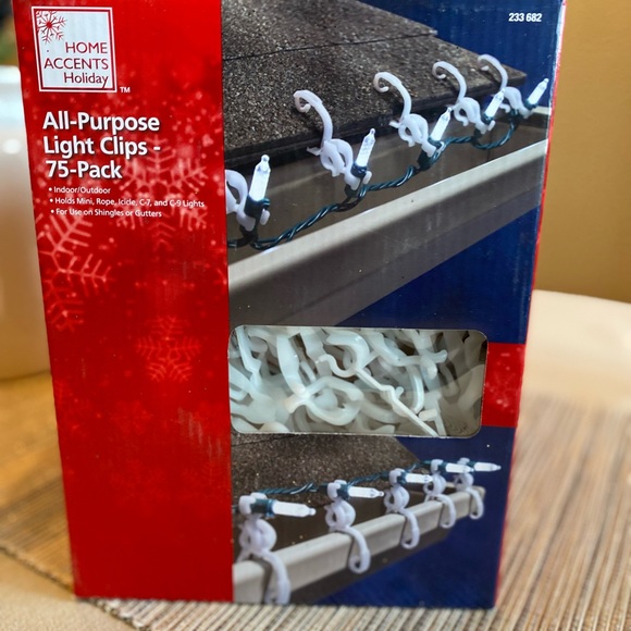 All-Purpose
Light. Clips
75-Pack
• Indoor/Outdoor
• For Use on Shingles/Gutters - Picture 5 of 6